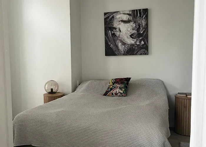 Charming & Cozy Apartment In Downtown